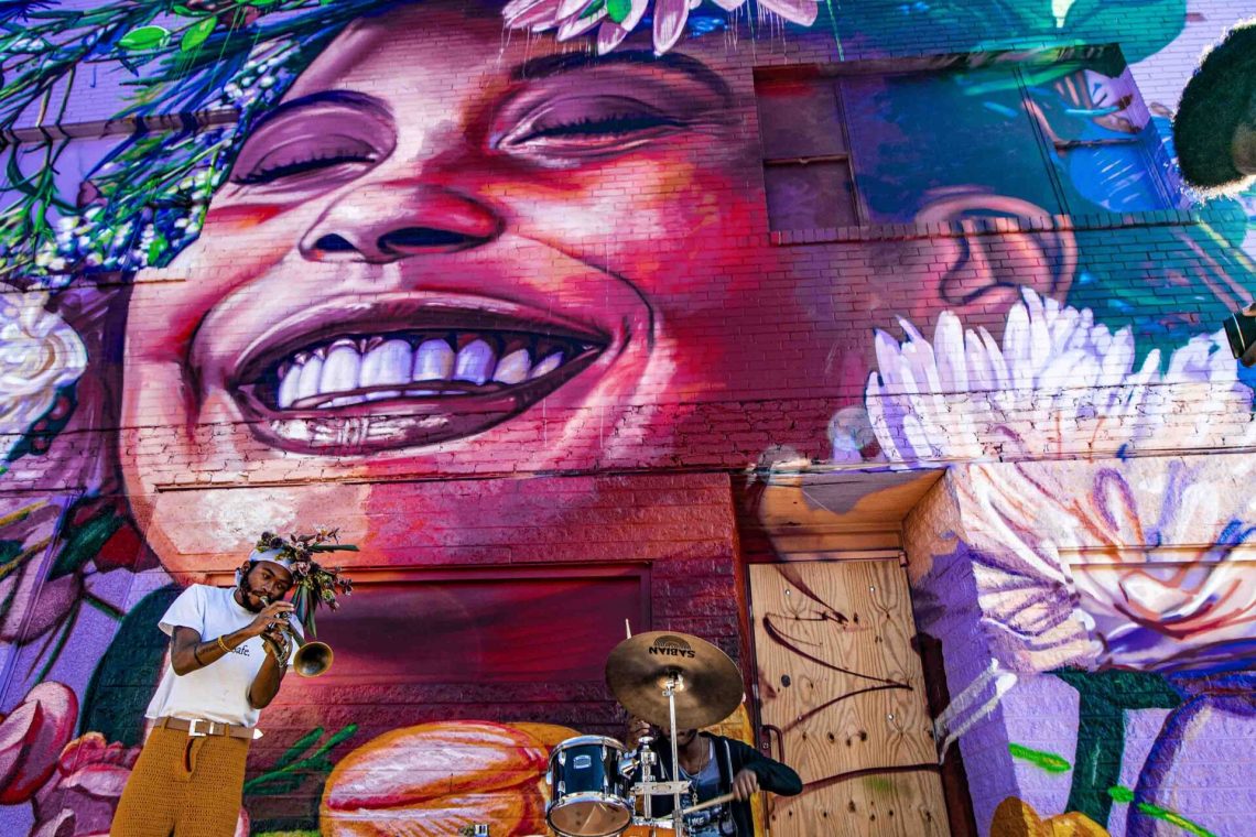 Greenmount Avenue mural by Gaia, photo Ⓒ Edward Weiss for the Central Baltimore Partnership